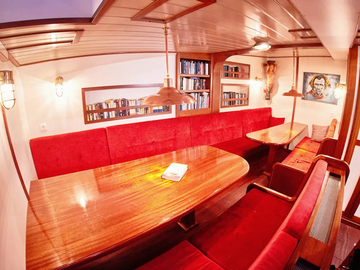 Yacht untuk dijual