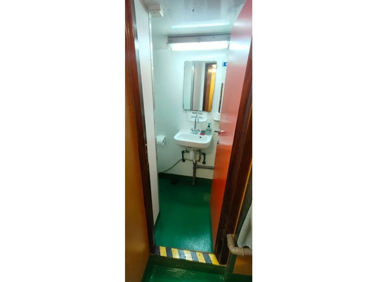 Kapal bekalan untuk dijual
