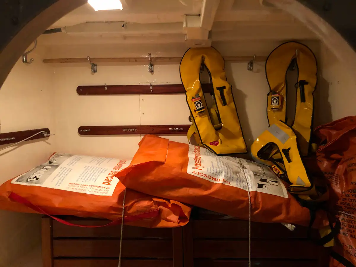 Kapal penyelamat untuk dijual