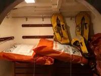 Kapal penyelamat untuk dijual