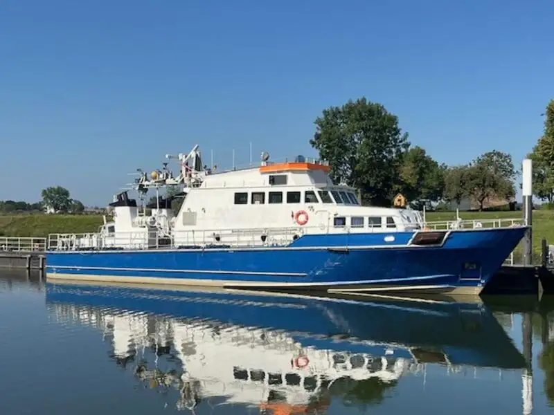 Kapal rondaan untuk dijual