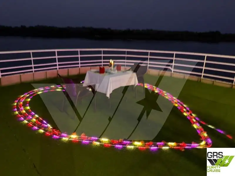 Kapal restoran untuk dijual