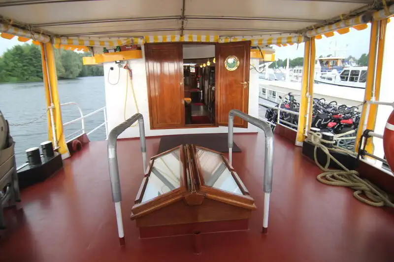 Kapal pelayaran untuk dijual