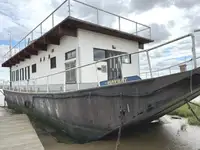 Kapal penginapan untuk dijual