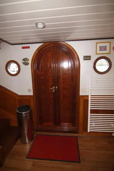 Kapal pelayaran untuk dijual