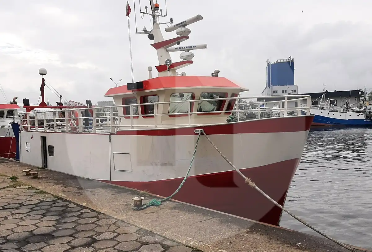 Kapal pengangkut ikan hidup untuk dijual