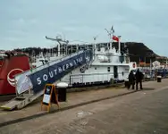 Kapal tinjauan untuk dijual