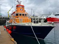 Kapal penyelamat untuk dijual