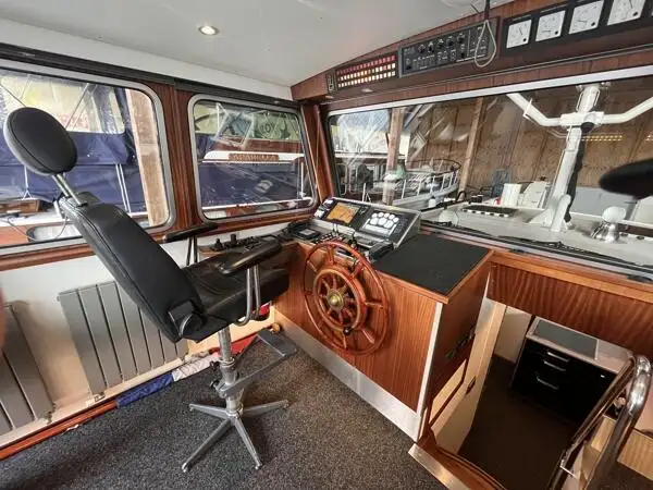Kapal kerja untuk dijual