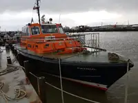 Kapal penyelamat untuk dijual