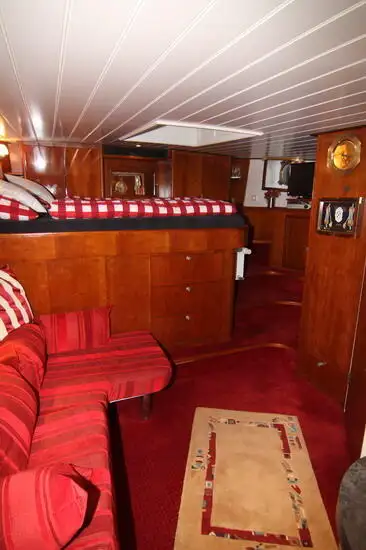 Kapal pelayaran untuk dijual
