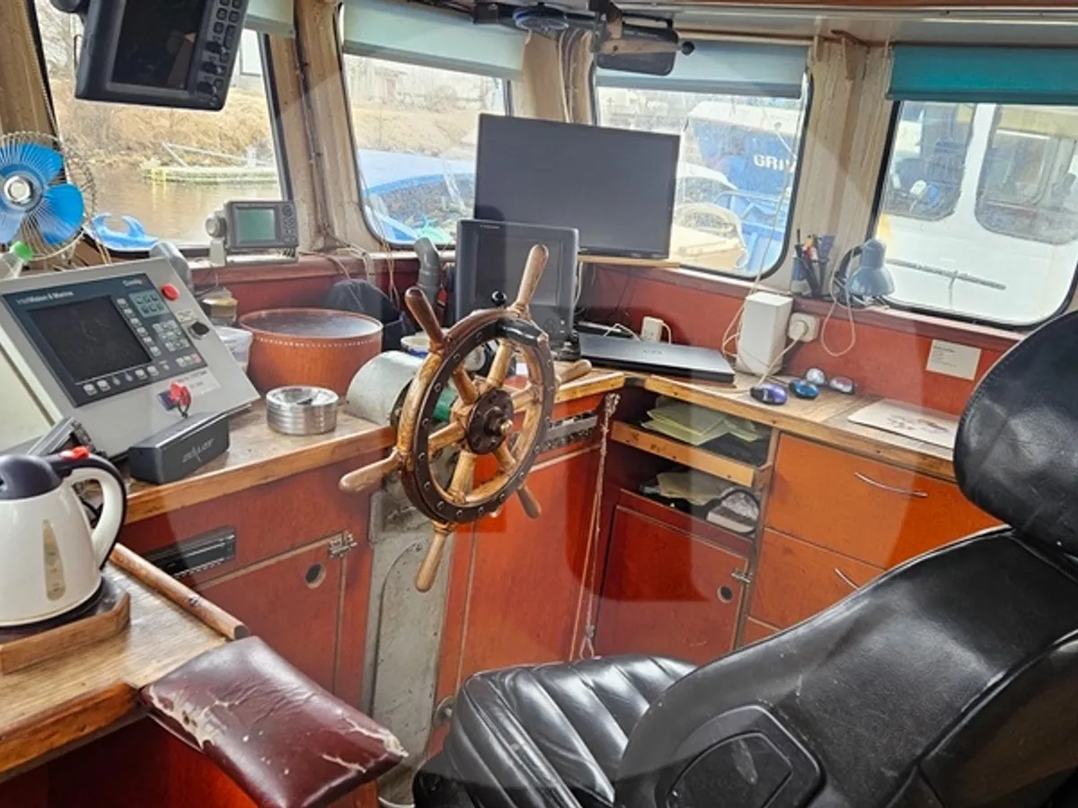 Kapal pengangkut ikan hidup untuk dijual