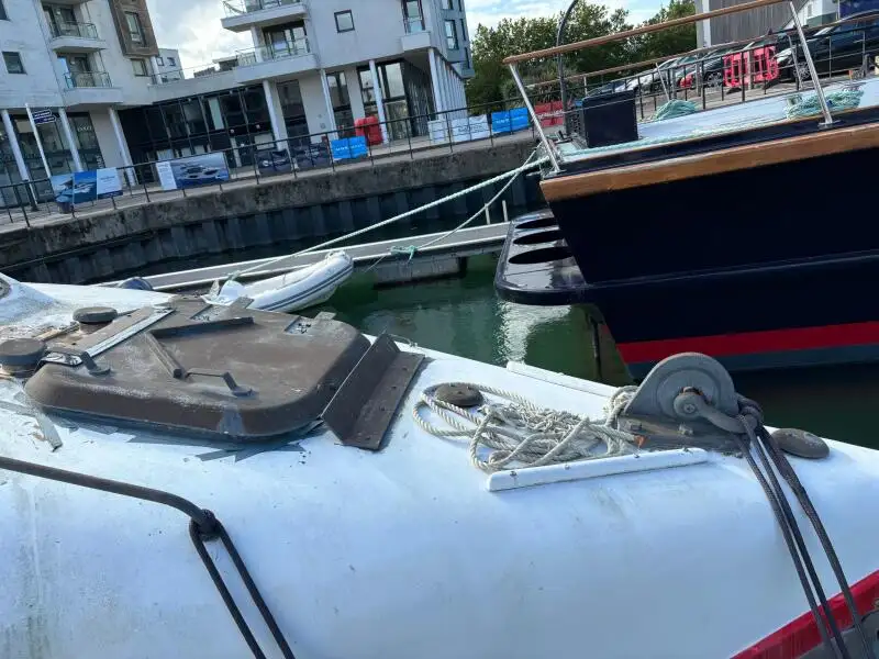 Kapal penyelamat untuk dijual