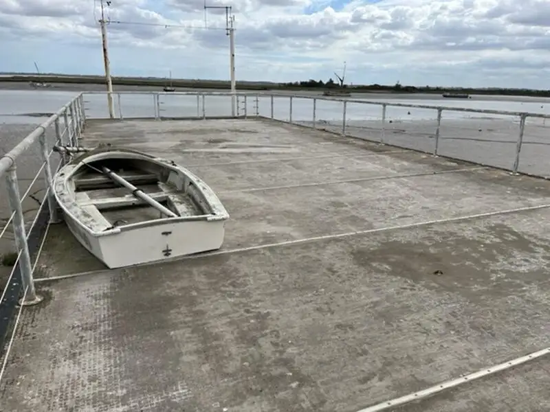 Kapal penginapan untuk dijual