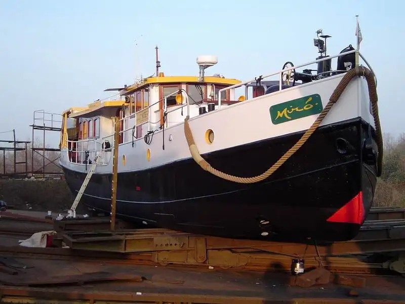 Kapal pelayaran untuk dijual