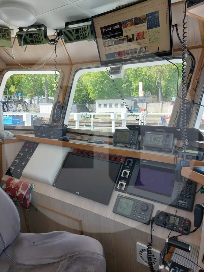 Kapal pengangkut ikan hidup untuk dijual