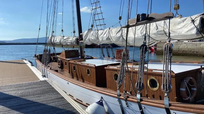 Kapal feri untuk dijual