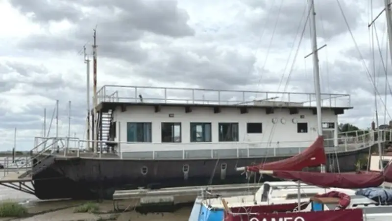 Kapal penginapan untuk dijual