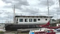 Kapal penginapan untuk dijual
