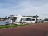 Kapal pelayaran untuk dijual